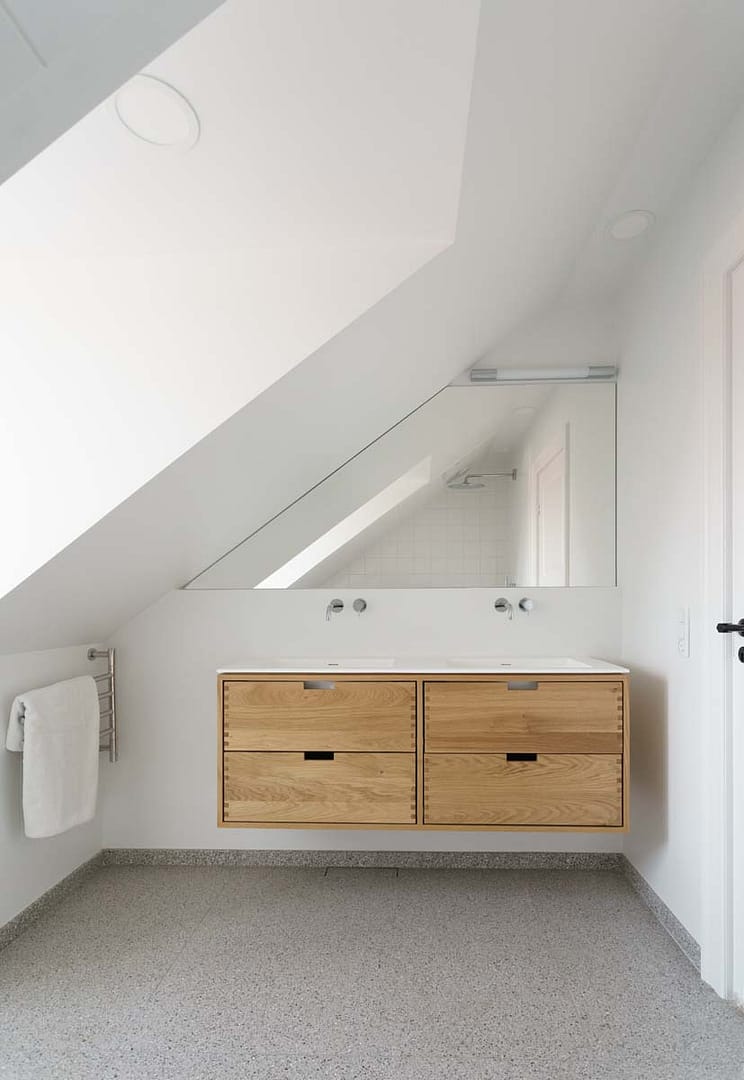 Design af badeværelse med bademøbel og vandhaner