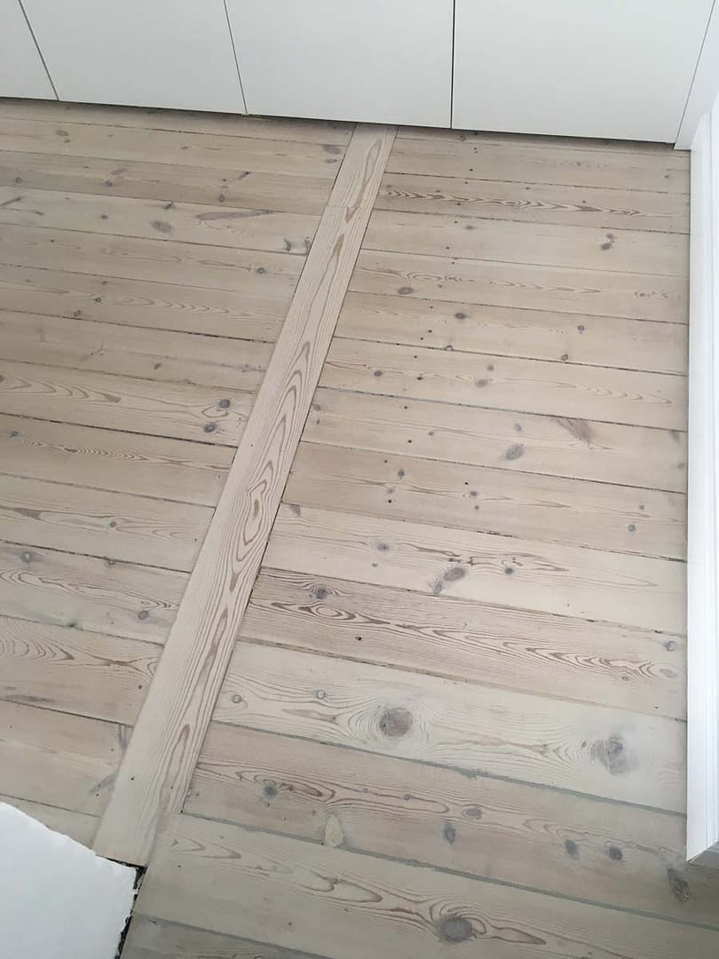 Færdig gulv reparation efter slibning af gulv.